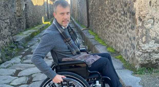 Pompei per tutti: il direttore del Parco collauda le nuove sedie a rotelle