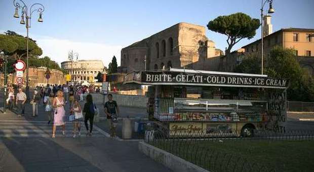 Campidoglio, stretta sui camion bar: entro ​un mese via da Colosseo e Fori Imperiali