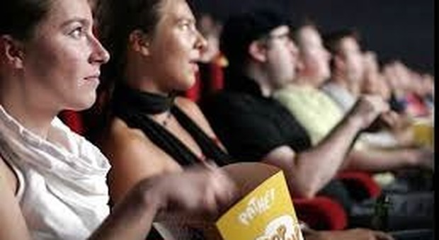 Cinema, i giovani vorrebbero vedere più film ma il costo del biglietto è troppo alto