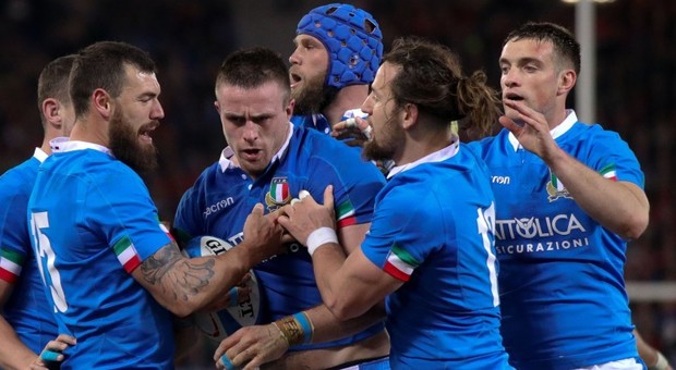 Gli azzurri dell'Italia del rugby abbraccia il compagno Braam Steyn dopo un meta