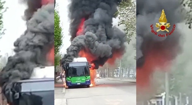 Bus prende fuoco a Verona: il motore si spegne, poi le fiamme avvolgono il mezzo