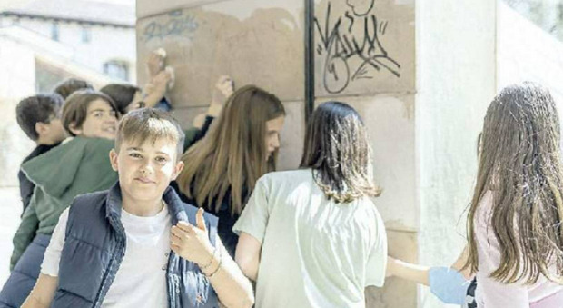 Vandali imbrattano i muri, gli studenti delle scuole medie di Oderzo "anti writers"