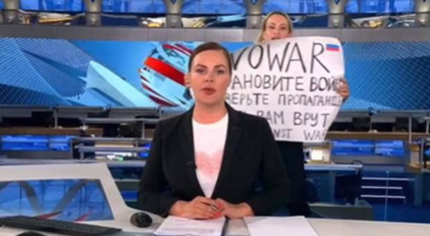 La giornalista russa che sfidò Putin condannata a 8 anni di carcere: Marina Ovsyannikova mostrò il cartello in diretta tv «No War»