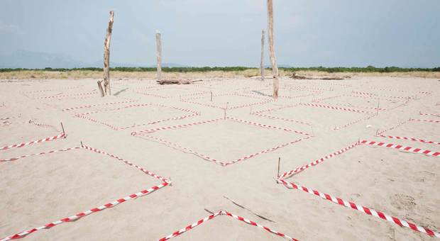 In spiaggia con i nastri rossi e bianchi: l'installazione artistica del 2013 che oggi si rivela profetica