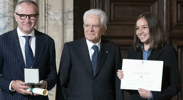 Il presidente della Repubblica Sergio Mattarella con il Cavaliere Stefano Domenicali e l'Alfiere Mariagrazia Razzano