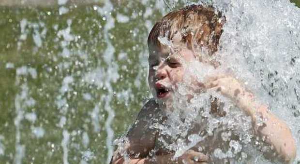 Bambini e grande caldo: ecco i consigli dei pediatri per proteggerli dall'afa
