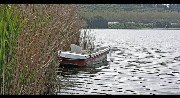 Barca rotta in vetroresina buttata nel lago d'Averno. I residenti: «S'intervenga subito per evitare inquinamento»