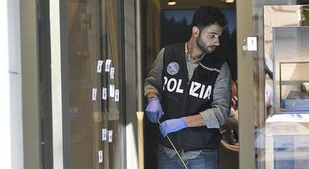 Colpo grosso in gioielleria di via Monte Napoleone a Milano: sparito bracciale da 89mila euro