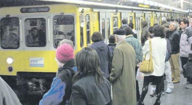 Napoli, la metropolitana in disarmo: sui binari treni vecchi di trent'anni