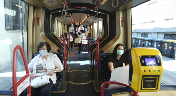 Passeggeri a bordo del bus a Padova con la mascherina