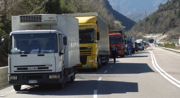 Camion incastrato in galleria: statale Carnica chiusa per tre ore