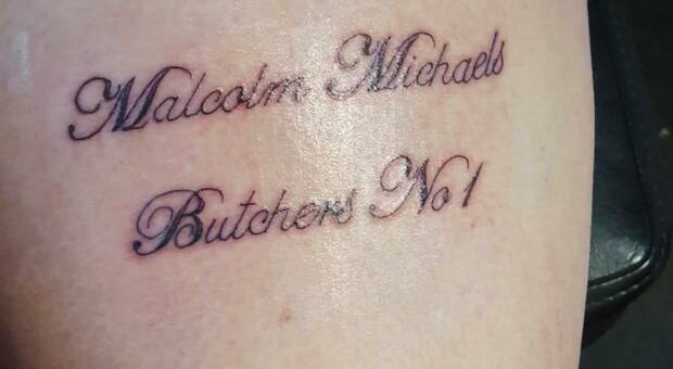 Mamma di due bambini si tatua il nome della macelleria di fiducia. Il proprietario: «100 euro a chi la batte»