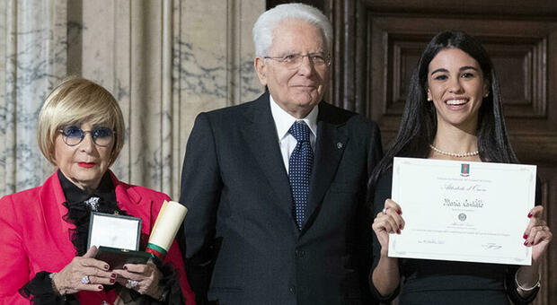 Il presidente della Repubblica Sergio Mattarella con il Cavaliere Maria Grazia Cassetti e l'Alfiere Maria Cantillo