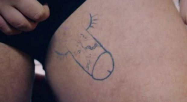 Tatua sulla gamba i genitali del suo migliore amico: "Ne sono orgoglioso" - Foto