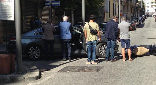 De Luca, incidente per il governatore: la sua auto contromano contro uno scooter, ferita una ragazza