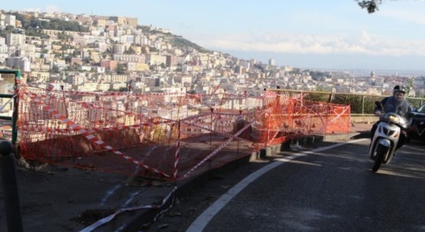 Napoli, incidente nella notte: auto precipita per 30 metri dalle rampe Sant'Antonio a Posillipo, feriti tre giovani