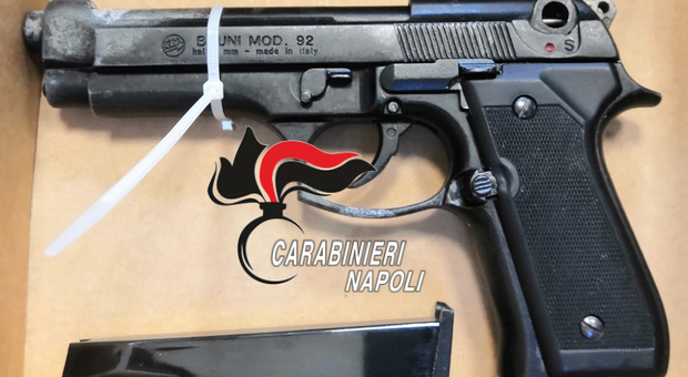 Napoli, Quartieri Spagnoli e Chiaia al setaccio: pistola nascosta in un vano contatori