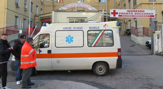 Napoli, anziano non rispetta il suo turno: bastonate a un infermiere