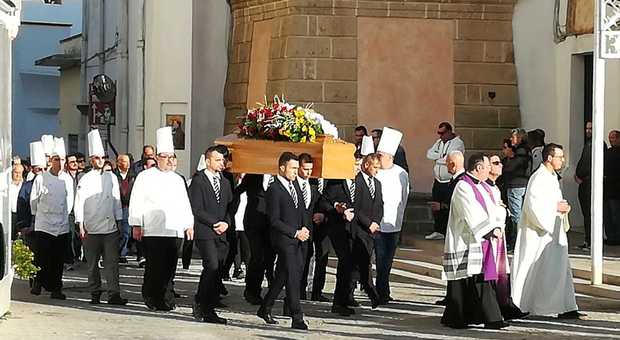Addio ad Alessandro, al funerale il corteo degli chef