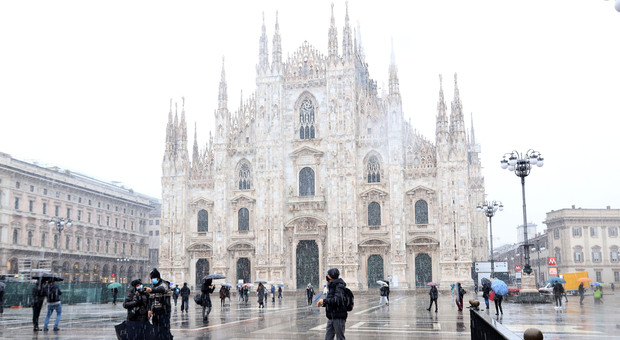 Milano, arriva la prima neve dell'inverno: la città si risveglia imbiancata