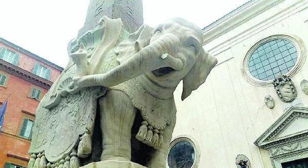 Roma, vandali contro l'Elefantino di piazza Minerva: nessuna telecamera sulla piazza