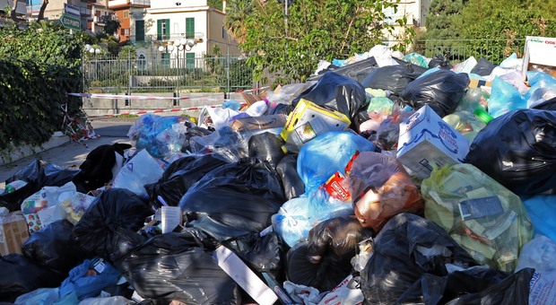 Torre del Greco sommersa dai rifiuti, gli alunni delle medie restano a casa