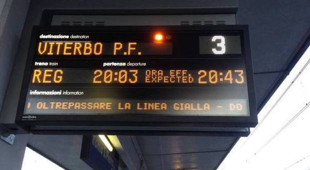 Il treno sbaglia binario, la linea si blocca inferno pendolari sulla Roma-Viterbo