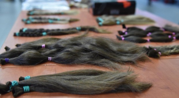Bimba bolognese di 8 anni dona 70 cm di capelli per malati oncologici