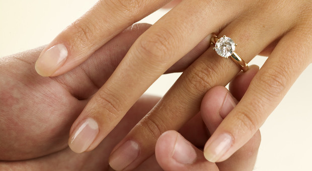 Scopre che l'anello di fidanzamento è falso, futura sposa lascia il compagno
