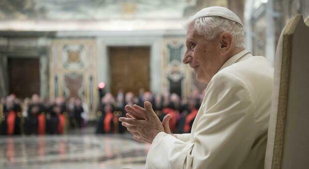 Papa Ratzinger non può più parlare, il racconto choc: «Il Signore mi fa apprezzare il silenzio»