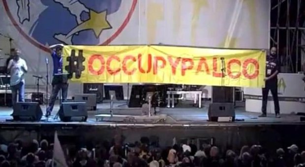 Grillo espelle i contestatori del Circo Massimo. Proteste sul web
