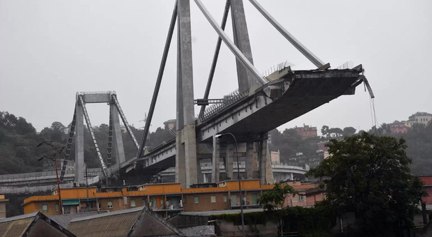 https://statics.cedscdn.it/photos/MED/13/48/8421348_17125229_crollo_ponte_morandi.jpg