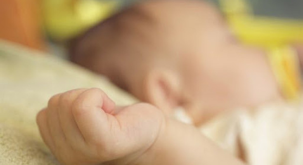 Papà mette un potente sonnifero nel biberon del figlio di 4 mesi e lo uccide: «Non ne potevo più del suo pianto»