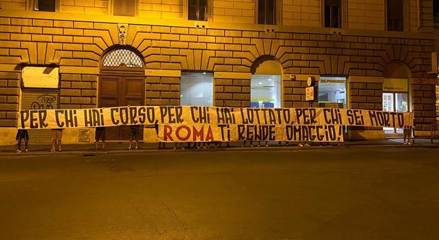 Roma, gli ultras celebrano De Rossi con uno striscione: un anno dopo l'addio