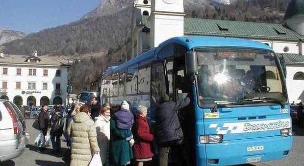«Qui solo pullman vecchi e sporchi» Polemica sui bus per l'Agordino