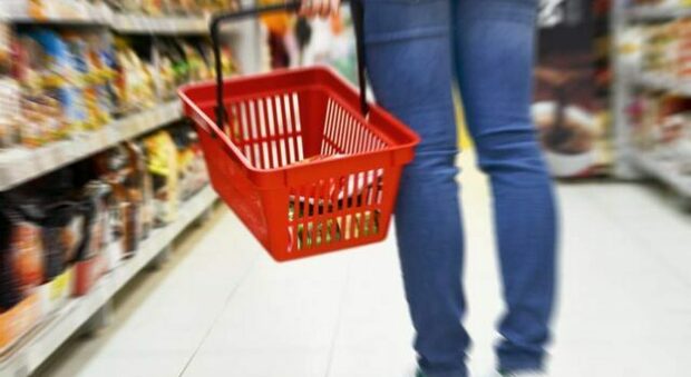 Rubano alimentari nel supermercato: due donne denunciate a Sorrento