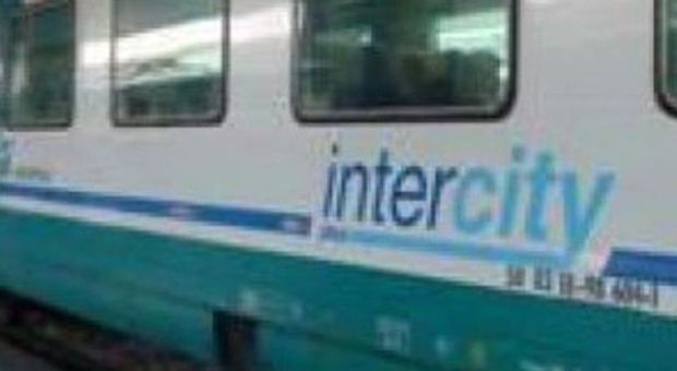 Fiamme alla motrice, l'Intercity ​Salerno-Torino bloccato in Toscana