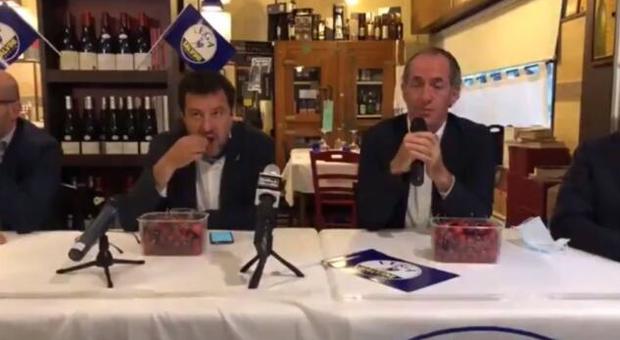 Salvini mangia ciliegie mentre Zaia parla di bambini morti, è bufera social. Il leader della Lega: «Surreale»