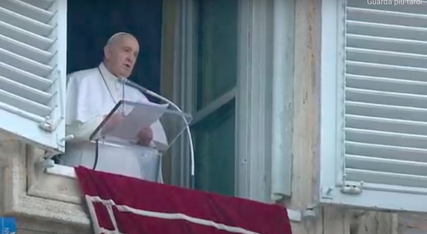 Papa Francesco torna a recitare l'Angelus in piazza: il futuro dell'Italia è in pericolo senza figli