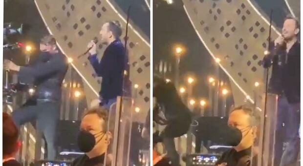 Sanremo 2022, cameraman cade sul palco: paura in diretta VIDEO