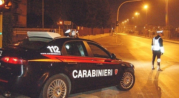 Camerano, devastano il disdtributore ma i carabinieri li costringono alla fuga
