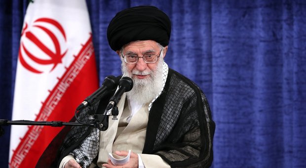 Iran, la minaccia di Khamenei: «Europa, compra il greggio da noi, altrimenti l'accordo nucleare salta»
