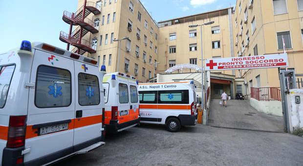 Napoli: spari nel negozio al Mercato, panettiere ferito alle gambe