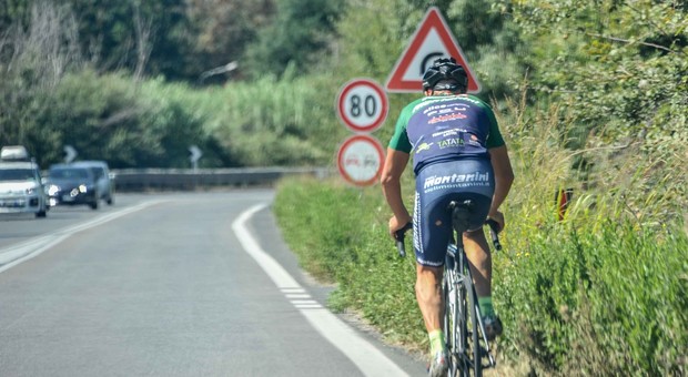 Accanto alla superstrada per il mare tra Umbria e Marche spunta una pista dedicata alle biciclette