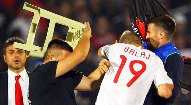 Sospesa al 41' Serbia-Albania per rissa tra i giocatori per un drone in campo con bandiera Kosovo