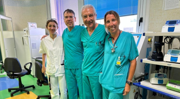 Tumori, rimosso per la prima volta cancro al retto su paziente sveglio: l'operazione al Santo Spirito di Roma