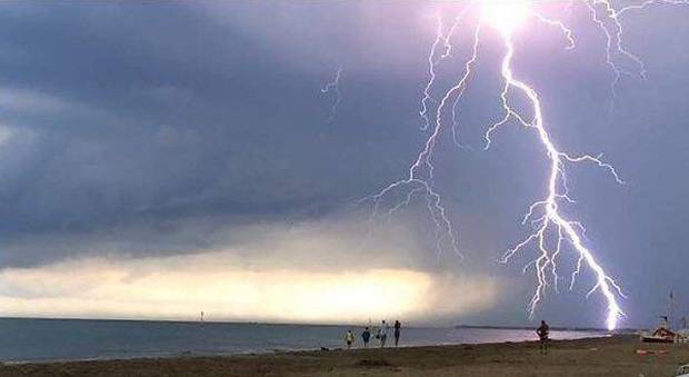 Fulmine sulla spiaggia in Salento, tre ricoverati: il tredicenne è stato intubato