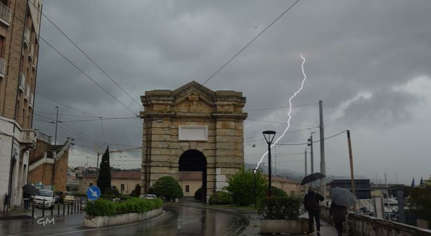 Porta Pia ad Ancona con un fulmine sullo sfondo