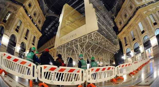 Ecco la nuova Galleria Vittorio Emanuele: maxi-ponteggio mobile per arrivare sul tetto -Foto e video