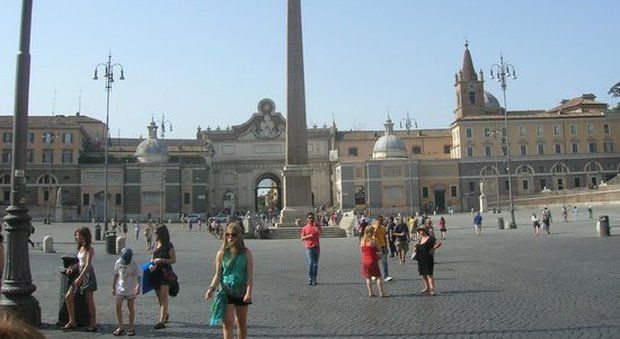 Roma, paura a Piazza del Popolo, si aggira tra i turisti con una pistola a salve e 4 coltelli: denunciato clochard